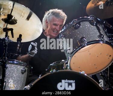 Schlagzeuger Don Brewer tritt mit Bob Seger und der Silver bullet Band in Sunrise, Florida auf. Stockfoto