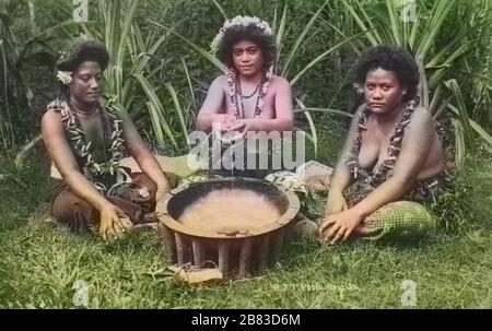 Monochrome Postkarte einer Gruppe von aumaga, die während einer ava (oder Kava)-Zeremonie um eine tanoa-schüssel saß, Samoa-Inseln, Polynesien, von Fotograf A. J. Tattersall, aus dem Jahr 1916. Aus der New York Public Library. Hinweis: Das Bild wurde mit einem modernen Verfahren digital koloriert. Farben sind möglicherweise nicht periodengenau. () Stockfoto