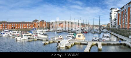 SWANSEA, WALES - OKTOBER 2018: Panoramaaussicht auf Boote und Yachten in Swansea Marina. Stockfoto