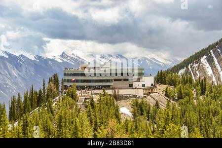 BANFF, AB, Kanada - Juni 2018: Visitor Center auf Schwefel Berg in Banff. Stockfoto