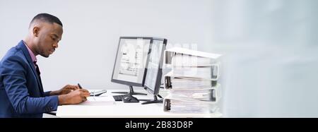 Junge Afrikanische Unternehmer Berechnen Rechnungen Mit Dem Rechner Stockfoto