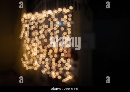 Warme Fensterfarbe bokeh Kreise von Licht verstreut Festatmosphäre Stockfoto