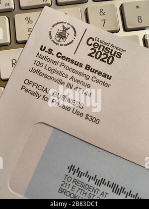 US Census Brief per Post an alle amerikanischen Adressen, um die Volkszählung 2020 online oder auf Papier abzuschließen, die alle 10 Jahre in den Vereinigten Staaten stattfindet. Stockfoto