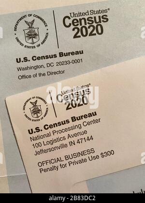 US Census Brief per Post an alle amerikanischen Adressen, um die Volkszählung 2020 online oder auf Papier abzuschließen, die alle 10 Jahre in den Vereinigten Staaten stattfindet. Stockfoto