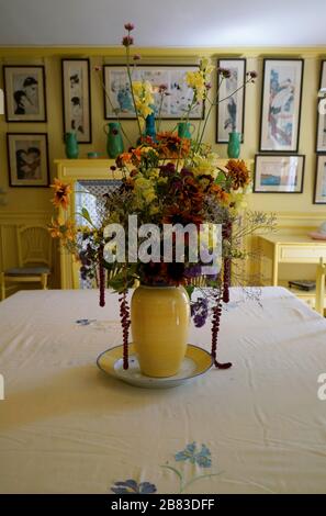 Blumen in der Vase auf dem Tisch des gelben Speisesaal im Haus von Monet. Claude Monet Haus und Gärten. Giverny.Frankreich Stockfoto