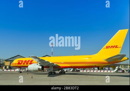 NEAPEL, ITALIEN - AUGUST 2019: Boeing 757 Luftfracht-Jet von DHL auf dem Flughafen Neapel. Stockfoto