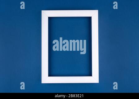 Weißer Textrahmen auf blauem Hintergrund. Stockfoto