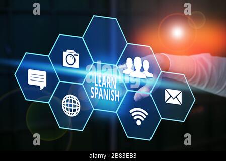 Schreiben Sie einen Hinweis, um Spanisch Zu Lernen. Unternehmenskonzept für den Erwerb oder Erwerb von Sprachkenntnissen und Schreibkenntnissen in Spanisch Stockfoto