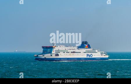 P & O Ferry stolz auf Canterbury, das sich Dover Docks nähert. Stockfoto