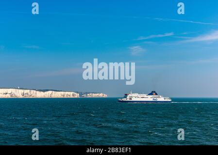 P & O Ferry stolz auf Canterbury, das sich mit den White Cliffs hinter Dover Docks nähert. Stockfoto