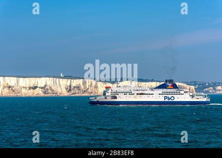 P & O Ferry stolz auf Canterbury, das sich mit den White Cliffs hinter Dover Docks nähert. Stockfoto