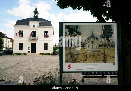 Das Rathaus von Auvers-Sur-Oise mit Vorzeichenpfosten des von Vincent Van Gogh im Vordergrund gemalten Rathauses. Auvers-sur-Oise.Ile-de-France.France Stockfoto