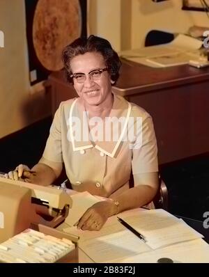 Porträt der NASA-Human-Computer und der afroamerikanischen Mathematikpionierin Katherine Johnson (1918-2020) lächelnd, an einem Schreibtisch mit Notizen, 1966. Bild mit freundlicher Genehmigung der NASA. Hinweis: Das Bild wurde mit einem modernen Verfahren digital koloriert. Farben sind möglicherweise nicht periodengenau. () Stockfoto