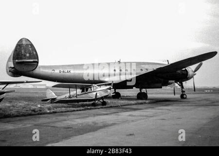 A de Havilland Hornet Moth und ein STERNBILD LOCKHEED L-749A am Flughafen Coventry 1967 Stockfoto