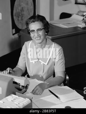 Porträt der NASA-Human-Computer und der afroamerikanischen Mathematikpionierin Katherine Johnson (1918-2020) lächelnd, an einem Schreibtisch mit Notizen, 1966. Bild mit freundlicher Genehmigung der NASA. () Stockfoto