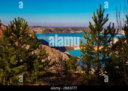 Künstlicher See im Wald am Standort des Kreisbaubruchs Stockfoto