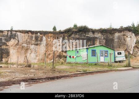 Aquitania, Boyaca/Kolumbien: 7. April 2018: Grünes ländliches Haus auf der Seite der Straße, in der Nähe des Tota-Sees Stockfoto