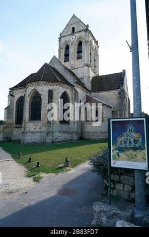 Eglise Notre-Dame d'Auvers.die Kirche in Auvers-sur-Oise mit dem Zeichenposten von Vincent Van Goghs der Kirche in Auvers im Vordergrund.Auvers-sur-Oise.Auvers-sur.Oise.French Stockfoto