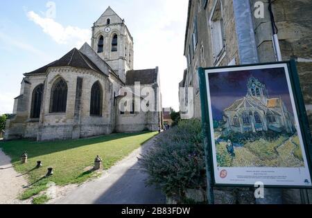 Eglise Notre-Dame d'Auvers.die Kirche in Auvers-sur-Oise mit dem Zeichenposten von Vincent Van Goghs der Kirche in Auvers im Vordergrund.Auvers-sur-Oise.Auvers-sur.Oise.French Stockfoto