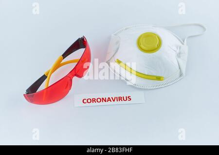 Coronavirus-Etikett neben Schutzkleidung Stockfoto