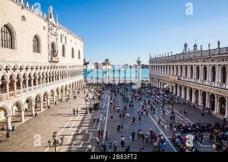 Platz San Marcos und der Canal Grande, Italien Venedig. Der Dogenpalast befindet sich auf der linken Seite. Stockfoto