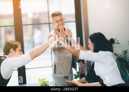 Erfolgreiche Unternehmensgruppe von Mitarbeitern im Büro für gemeinsame Arbeitsplätze Stockfoto