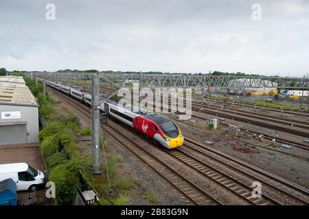 Virgin Class 390, Pendolino, elektrischer Kippzug bei Rugby, Warwickshire, England Stockfoto