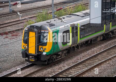 Zug der London Northwestern Railway, Klasse 350, Electric Multiple Unit, an der West Coast Main Line bei Rugby, Warwickshire, England Stockfoto