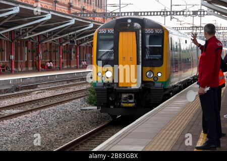 Zug der London Northwestern Railway, Klasse 350, Electric Multiple Unit, an der West Coast Main Line bei Rugby, Warwickshire, England Stockfoto