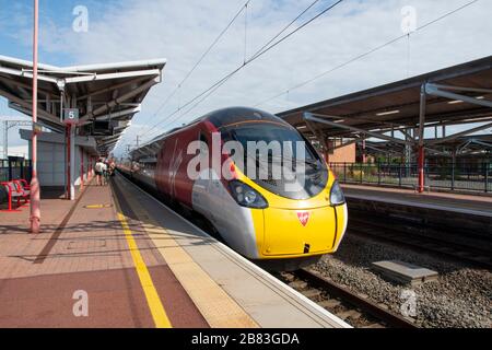 Virgin Class 390, Pendolino, elektrischer Kippzug bei Rugby, Warwickshire, England Stockfoto