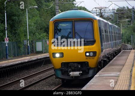 Nördliche Züge Klasse 323 elektrische Mehreinheit, Vorortbahn, Einfahrt in den Bahnhof Bramhall, Stockport, Cheshire, in der Nähe von Manchester, England Stockfoto