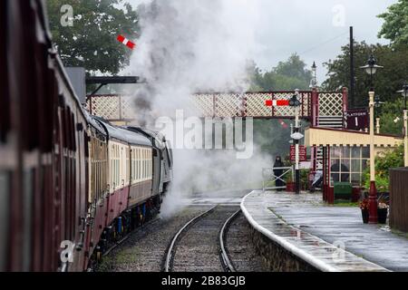 Zug mit Dampfmaschine der Southern Railway West Country Class, die den Bahnhof Ramsbottom an der East Lancashire Railway, Manchester, England verlässt Stockfoto