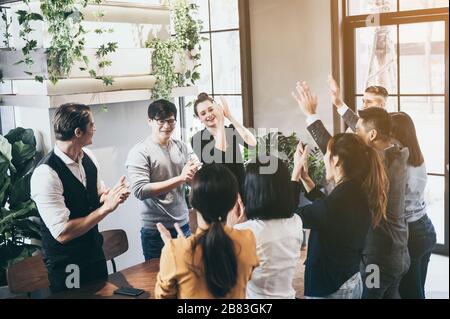 Erfolgreiche Unternehmensgruppe von Mitarbeitern im Büro für gemeinsame Arbeitsplätze Stockfoto
