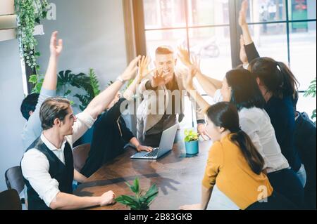 Erfolgreiche Unternehmensgruppe von Mitarbeitern im Büro für gemeinsame Arbeitsplätze Stockfoto