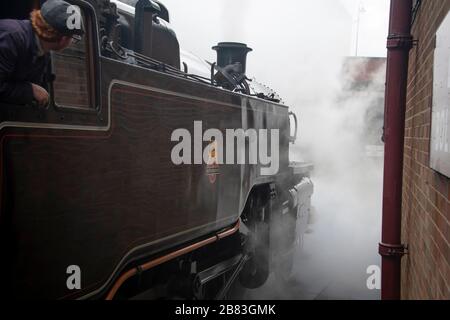 British Railways Standardklasse 4, 2-6-4T, Tank, Dampfmaschine, Baujahr 1954, am Bahnhof Bury, East Lancashire Railway, Bury, Manchester, England Stockfoto
