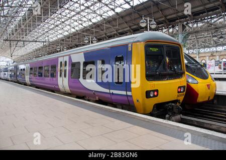 Northern Trains Klasse 323 elektrischer Mehreinheitenzug am Piccadilly Station, Manchester, England Stockfoto