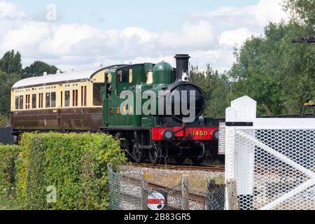 Dampfmaschine der Klasse 14xx der Great Western Railway mit Autokoach im Didcot Railway Center, Didcot, Oxfordshire, England Stockfoto