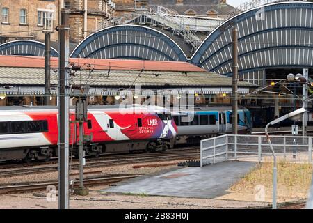 Elektrischer Zug der London North Eastern Railway, Flying Scotsman, an der East Coast Main Line am Bahnhof York, Yorkshire, England. Stockfoto