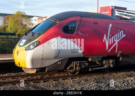 Virgin Class 390, Pendolino, elektrischer Kippzug bei Rugby, Warwickshire, England Stockfoto