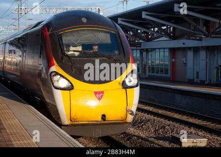 Virgin Class 390, Pendolino, elektrischer Kippzug bei Rugby, Warwickshire, England Stockfoto