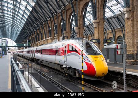 London North Eastern Railway Class 800, Azuma, Elektrozug an der East Coast Main Line am Kings Cross Railway Station, London, England Stockfoto