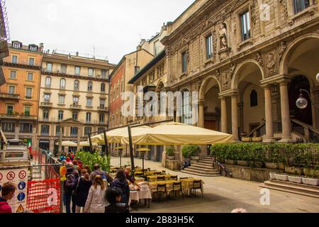 Merchants Square-Piazza Mercanti mit Ausstellungen, Märkten und Konzerten im Freien finden oft auf diesem mittelalterlichen öffentlichen Platz, Mailand, Italien, Mai 2017 statt Stockfoto