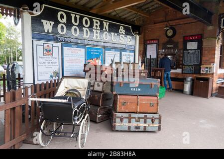 Bahnhof Quorn und Woodhouse mit 1950er-Jahre-Thema, Great Central Railway, Quorn, Leicestershire, England, Stockfoto