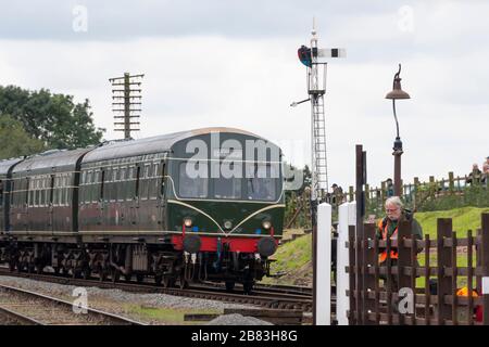 Klasse 101 Diesel Multiple Unit Train, der von Metropolitan Cammell in den 1950er Jahren auf der Great Central Railway, Quorn, Leicestershire, England gebaut wurde, Stockfoto