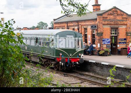 Klasse 101 Diesel Multiple Unit Train, der von Metropolitan Cammell in den 1950er Jahren auf der Great Central Railway, Quorn, Leicestershire, England gebaut wurde, Stockfoto