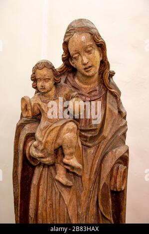 Madonna mit Jesuskind. Mitte des 17. Jahrhunderts. Von einem slowakischen Bildhauer. Stockfoto