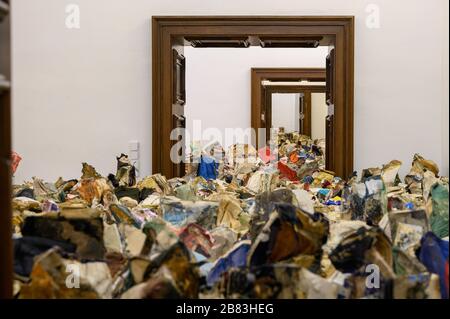 Eine Ausstellung zerknitterter alter Bücher im Rahmen der Ausstellung von Matej Krén. Stadtgalerie Bratislava. Stockfoto