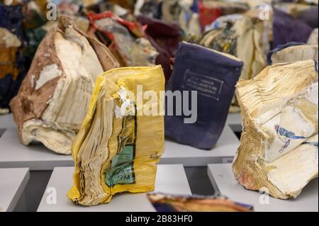 Eine Ausstellung zerknitterter alter Bücher im Rahmen der Ausstellung von Matej Krén. Stadtgalerie Bratislava. Stockfoto