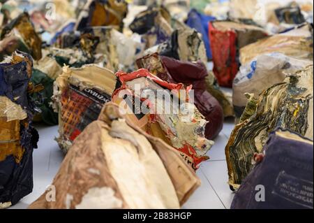 Eine Ausstellung zerknitterter alter Bücher im Rahmen der Ausstellung von Matej Krén. Stadtgalerie Bratislava. Stockfoto