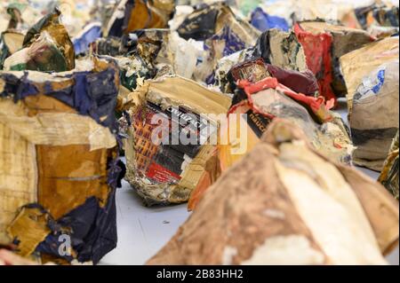 Eine Ausstellung zerknitterter alter Bücher im Rahmen der Ausstellung von Matej Krén. Stadtgalerie Bratislava. Stockfoto